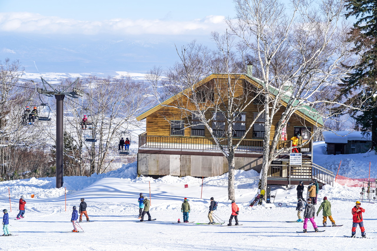 富良野スキー場 積雪100cm、オープン初日から滑走距離3,400ｍのロングダウンヒルが可能！最高のコンディションでシーズン開幕です♪